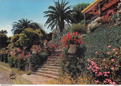 83 RAYOL CANADEL SUR MER ESCALIER FLEURI