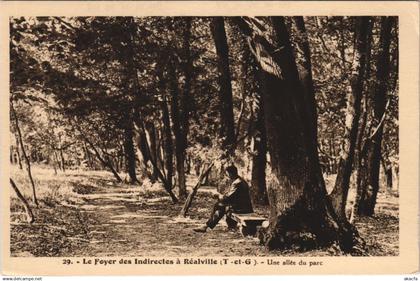 CPA Realville Une allee du parc FRANCE (1094865)