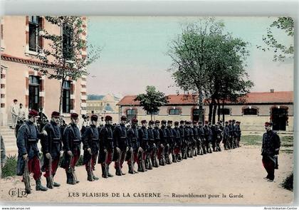 39475374 - die Soldaten versammeln sich fuer die Wache