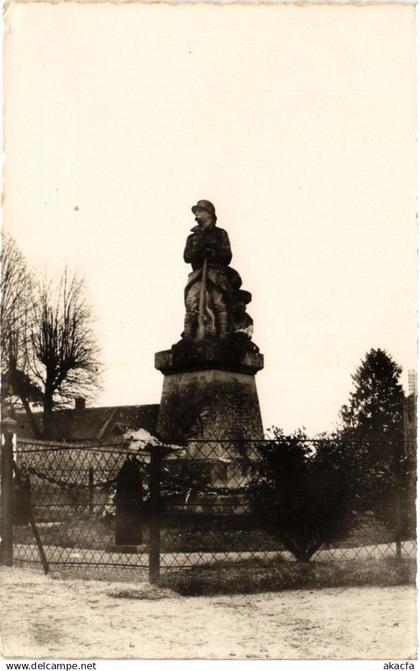 CPA REMALARD - Le Monument aux Morts (355827)