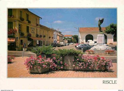 32 - Riscle - La place - Monument aux Morts - Hotel de la Paix - Fleurs - Automobiles - CPM - Carte Neuve - Voir Scans R