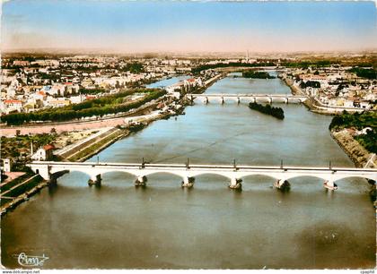 CPM Roanne Loire Vue aerienne sur la Loire A gauche Roanne A droite le coteau