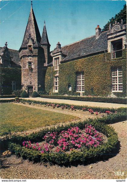 CPM Rochefort en terre  Parterre fleuri dans la cour d'honneur du chateau
