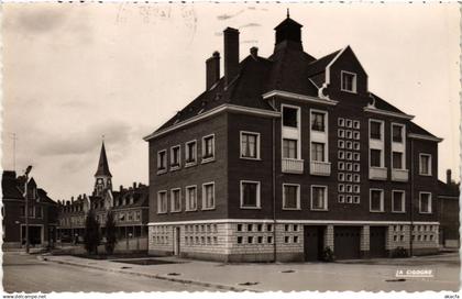 CPA ROSIERES-en-SANTERRE Vue sur l'Hotel de Ville et l'Eglise (1291829)