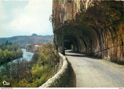 CPM Ruoms Ardeche Les Defiles de Ruoms La Route de Ruoms L'Ardeche et au fond le Rocher de Sampzon