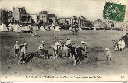 CPA Les Sables D'Olonne La Plage enfants Jouant Dans le Sable Enfants