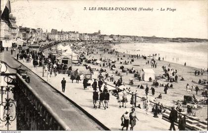 Les Sables d'Olonne - La Plage - CPA