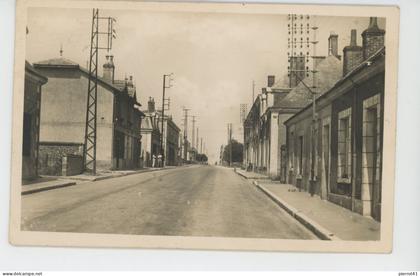 SAINT AMAND LONGPRE - SAINT AMAND DE VENDOME - Rue de la Gare (1950)
