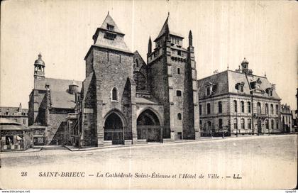 CPA Saint Brieuc La Cathedrale Saint Etienne et L Hotel de Ville