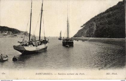 Saint Brieuc CPA Navires sortant du port