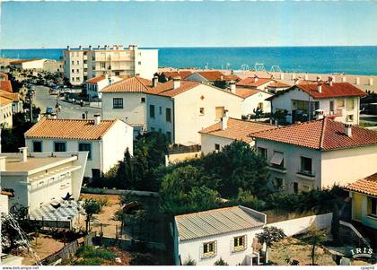 CPM Saint Cyprien Plage P O Vue de la Station vers le Front de Mer