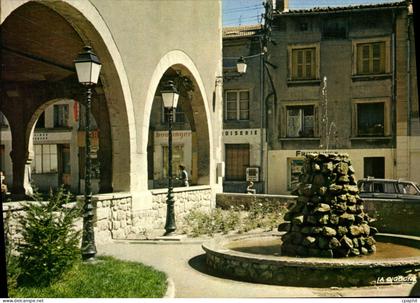 CPSM Saint Didier En Velay La fontaine a Gauche les Halles
