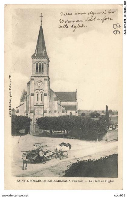 CAR-ACVP21-1039-86 - SAINT-GEORGES-LES-BAILLARGEAUX - La place de l'église