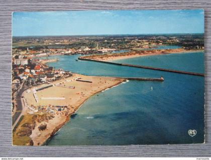 Cpa Saint-Gilles-Croix de vie (85) plage de croix de vie et entrée du port