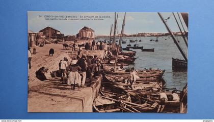 CPA  Vendée Saint Gilles Croix de Vie  En arrivant de la pèche Les petits canots viennent vendre la sardine