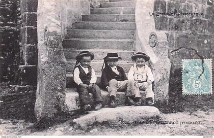 29 -  pres Huelgoat - Saint Herbot - les enfants de Saint Herbot