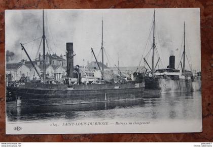 SAINT LOUIS DU RHONE (13) - BATEAUX EN CHARGEMENT