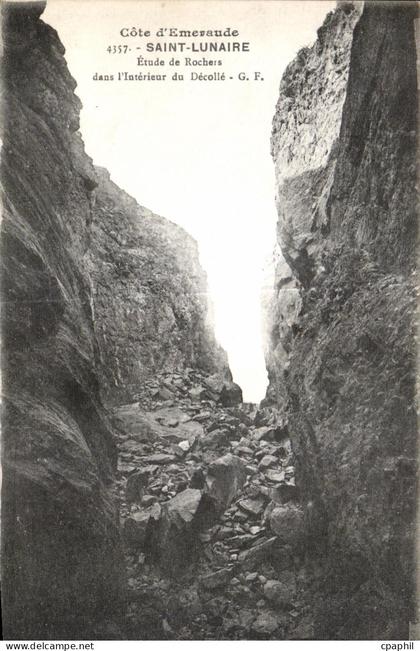 CPA Saint Lunaire Cote d Emeraude Etude de Rochers Dans I Interienur du Decolle