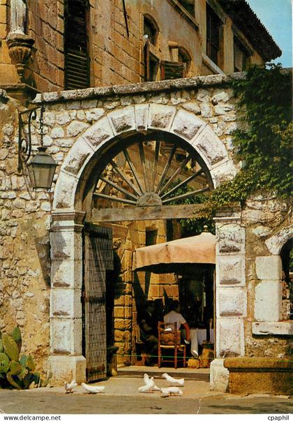CPM Cote d'Azur Saint Paul de Vence La Colombe d'Or Le Portail