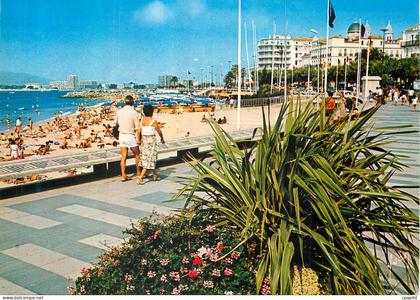 CPM Saint Raphael Var Les Plages et l Eglise Au fond frejus plage