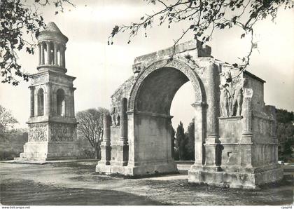CPM Saint Remy de Provence Les Antiques La Provence Pittoresque Porte Municipale des  Ruines de Glanum