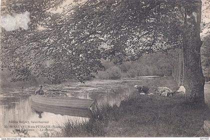 CPA SAINT-SAUVEUR-EN-PUISAYE "au château - le canal"