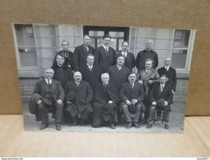 SAINT SERVAN ou environs  (35) carte photo groupe d'hommes dont ecclesiastiques devant un batiment