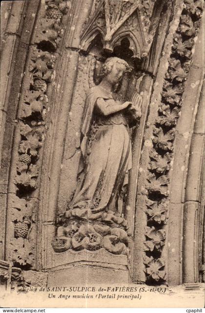 CPA Eglise de Saint Sulpice de Favieres (S et O) Un Ange musicien (Portail principal)