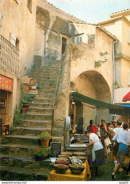 CPM Saint Tropez La Place aux Herbes Le Marche aux Poissons