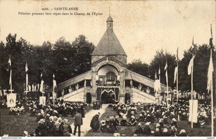 Sainte Anne d'Auray CPA Pelerins prenant le repas dns le champ de l'epine
