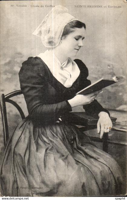 CPA Vendee Etude du Coiffes Sainte Hermine et Environs Folklore Costume