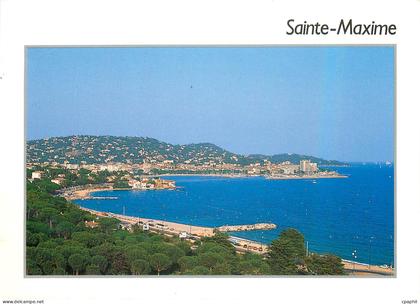 CPM Sainte Maxime Var Plage de la Croisette au fond la ville