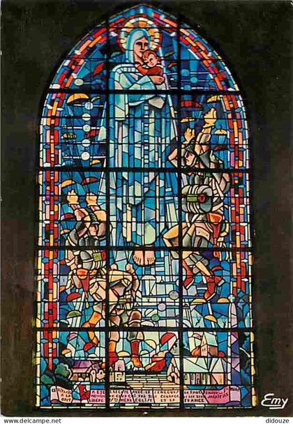Carte Postale - 50 - Sainte Mère Eglise - L'Eglise - Le Vitrail des parachutistes - Art Religieux - Vitraux Religieux -