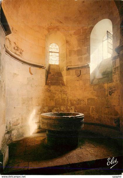 CPM Saintes Crypte de St Eutrope de Saintes Cuve baptismale romane xie siecle