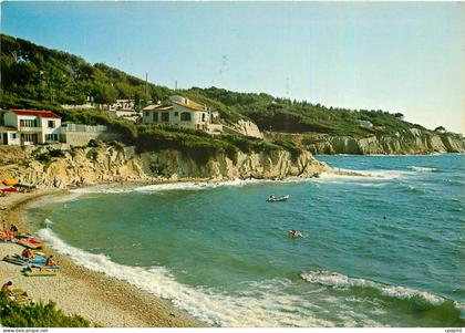 CPM Sanary sur Mer Plage de Beaucours au fond les Calanques de la Cride