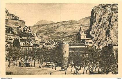 CPA les Alpes Pittoresques Sisteron la cathedrale les Tours le Rocher