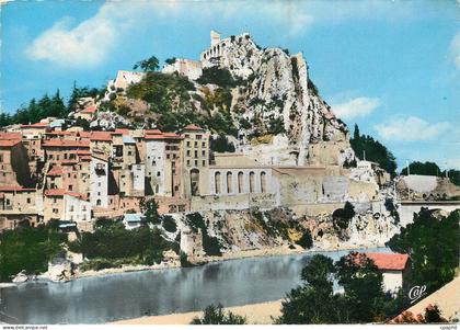 CPM Sisteron Vue vers la ville la Citadelle et la Durance