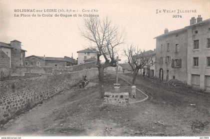 SOLIGNAC-sur-LOIRE (Haute-Loire) - La Place de La Croix de Gagne et le Château