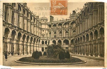 CPA Saint Germain en laye la Cour d'Honneur