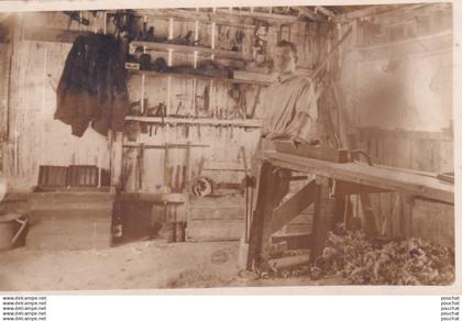 E17-47) TONNEINS - CARTE PHOTO GIROU -  INTERIEUR D ' UN ATELIER DE MENUISERIE AVEC MENUISIER  - ( 2 SCANS )