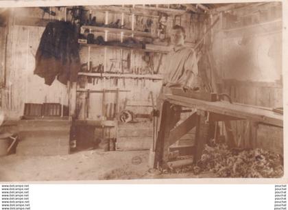 E17-47) TONNEINS - CARTE PHOTO GIROU -  INTERIEUR D ' UN ATELIER DE MENUISERIE AVEC MENUISIER  - ( 2 SCANS )