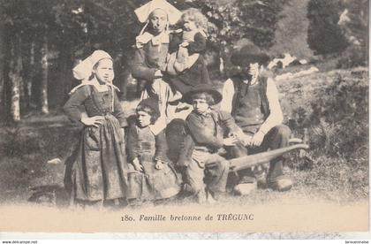 29 - TREGUNC - Famille bretonne de Trégunc