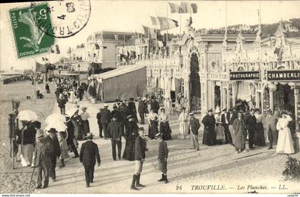 CPA Trouville Les planches