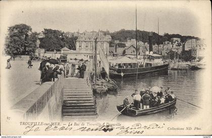 CPA Trouville Sur Mer Le Bac de Trouville a Deauville Bateau
