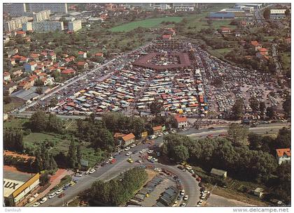 69 // VAUX EN VELIN,   Vue aérienne du super marché aux puces  CPSM