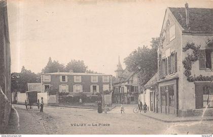 VELIZY  -  La place , animée
