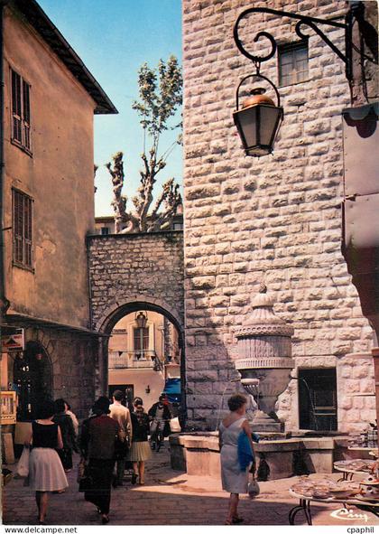 CPM Vence Alp Mar Un coin pittoresque de Vence La fontaine de la place Peyra