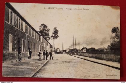 CPA rétrécie - Venette -(Oise) - Passage à niveau de Venette