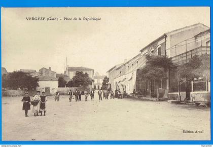 CPA GARD (30) - VERGEZE - PLACE DE LA REPUBLIQUE
