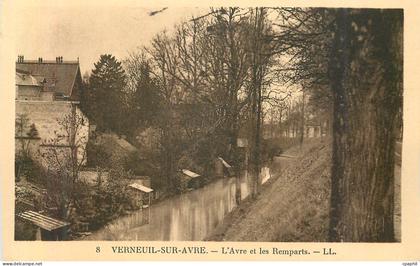 CPA Verneuil sur Avre L Avre et les Remparts